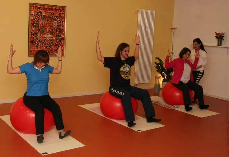 Bild aus einem Gruppenkurs in Offenburg mit einer Übung auf Gymnastikbällen